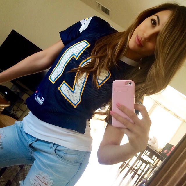 Ana Cheri taking a selfie