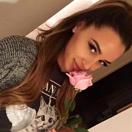 Ana Cheri taking a selfie