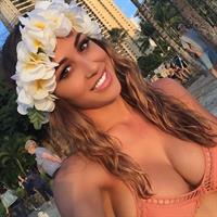 Ana Cheri taking a selfie