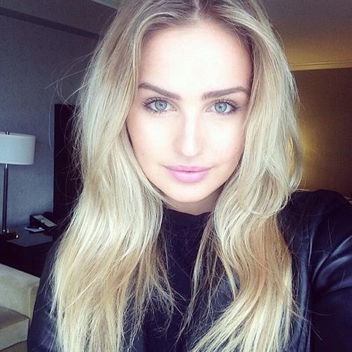 Mackenzie White taking a selfie