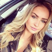 Mackenzie White taking a selfie