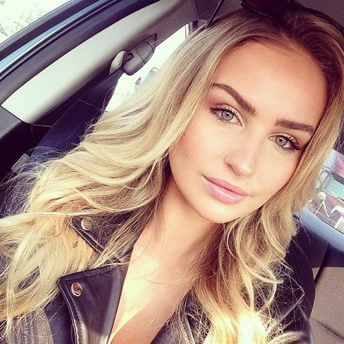 Mackenzie White taking a selfie