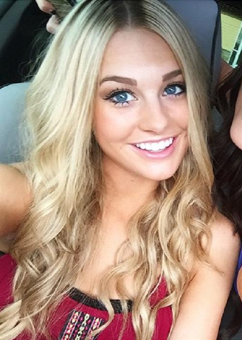 Kaila Loranne taking a selfie