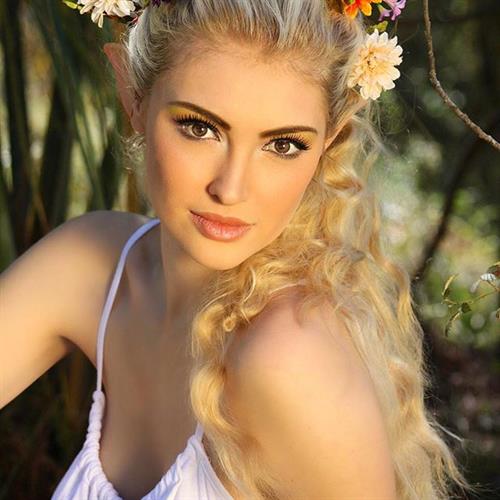 Anna Faith Carlson taking a selfie