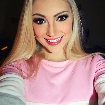 Anna Faith Carlson taking a selfie