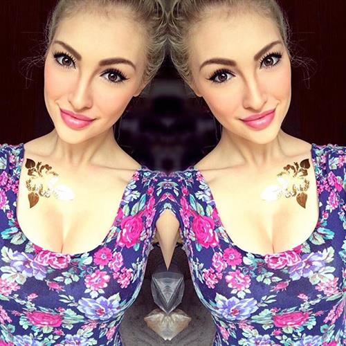 Anna Faith Carlson taking a selfie