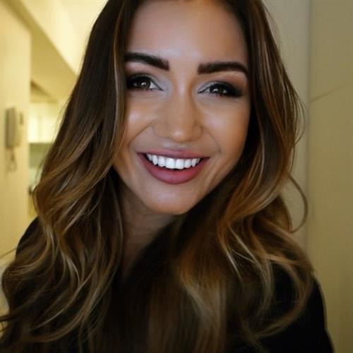 Pia Muehlenbeck taking a selfie