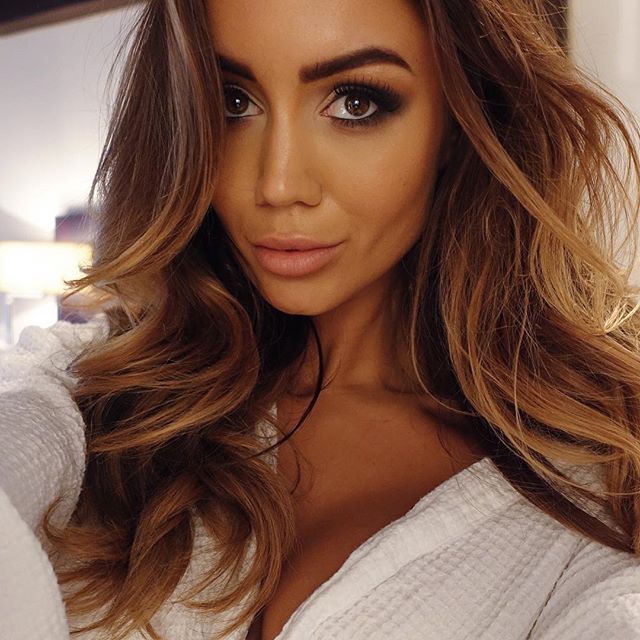 Pia Muehlenbeck taking a selfie