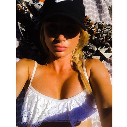 Sara Jean Underwood taking a selfie