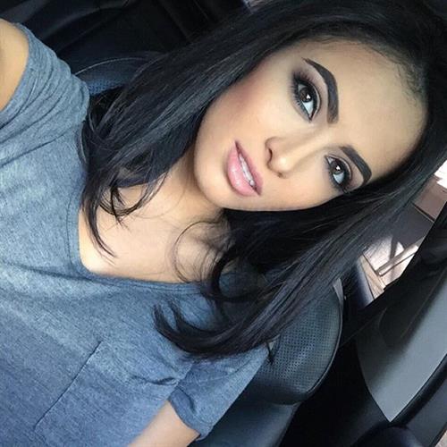 Franciele Medeiros taking a selfie