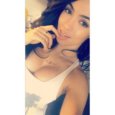 Franciele Medeiros taking a selfie