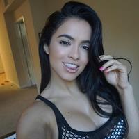 Franciele Medeiros taking a selfie