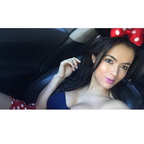 Franciele Medeiros taking a selfie