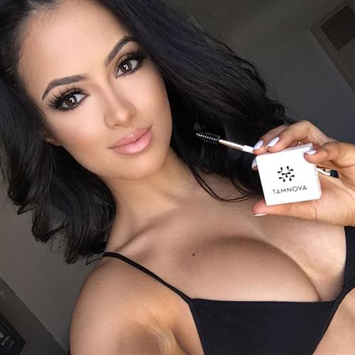 Franciele Medeiros in a bikini taking a selfie