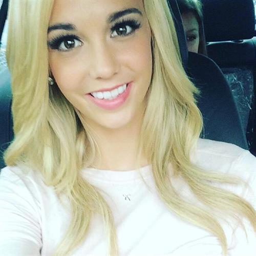 Caitlin Arnett taking a selfie