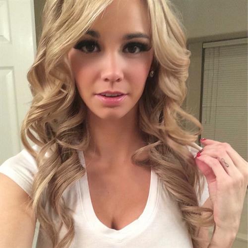 Caitlin Arnett taking a selfie