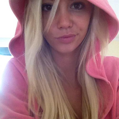 Caitlin Arnett taking a selfie