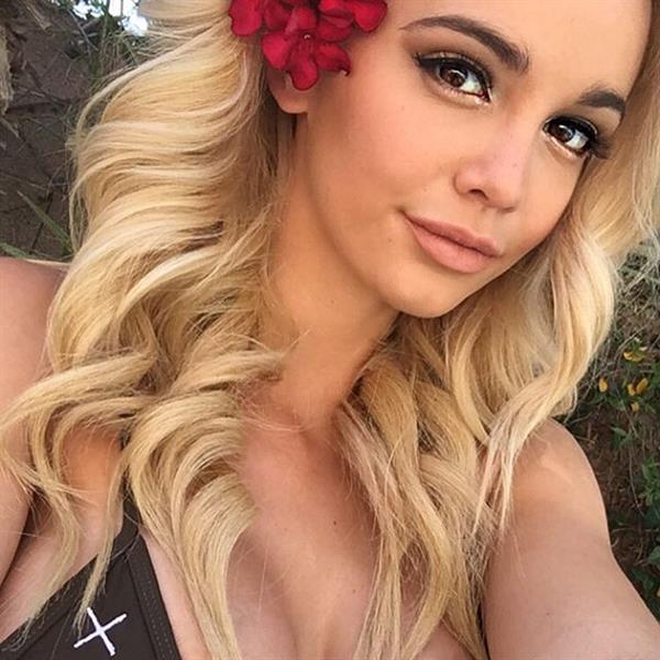 Caitlin Arnett taking a selfie