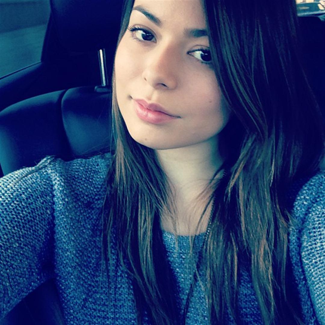 Miranda Cosgrove taking a selfie