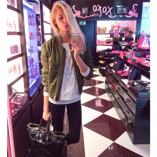 Kimberley Mens taking a selfie