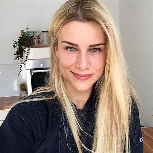 Adrienne Koleszár taking a selfie