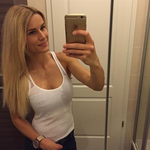 Adrienne Koleszár taking a selfie