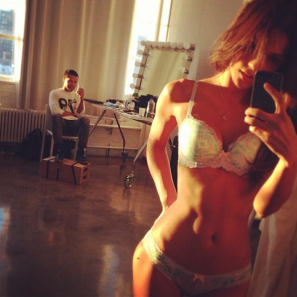Cris Urena in lingerie taking a selfie