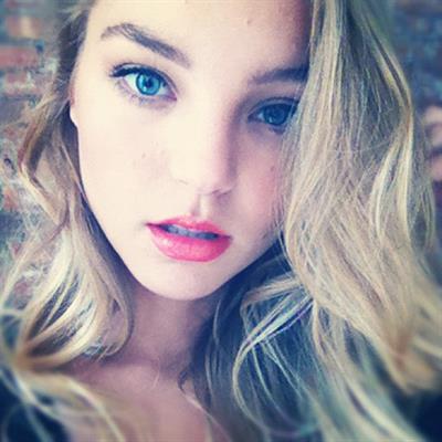 Rachel Hilbert taking a selfie