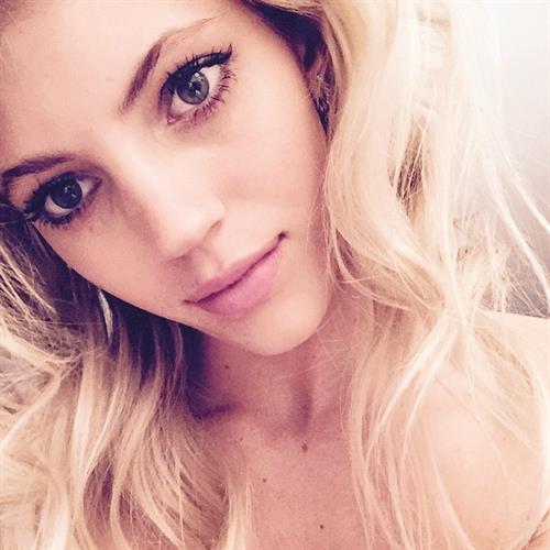 Devon Windsor taking a selfie