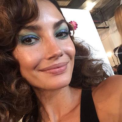 Lily Aldridge taking a selfie