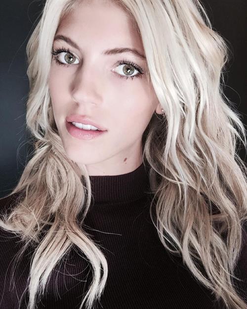 Devon Windsor taking a selfie