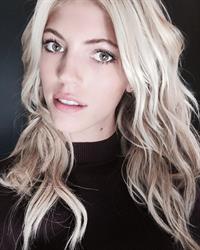 Devon Windsor Selfie Pictures Devon Windsor taking a selfie