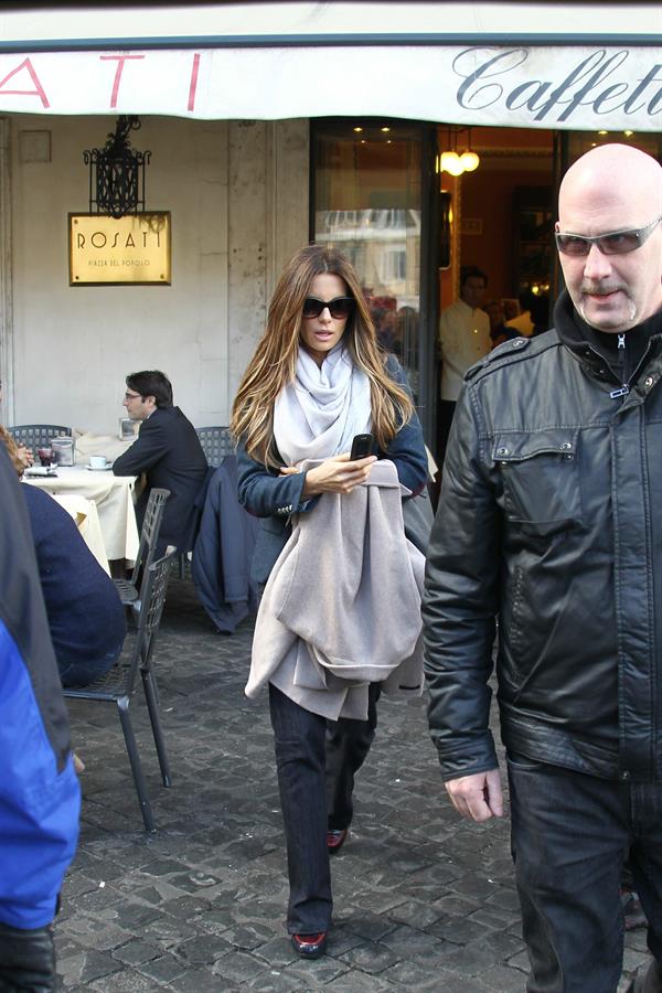 Kate Beckinsale On Set of The Face of an Angel in Rome November 11-2013 