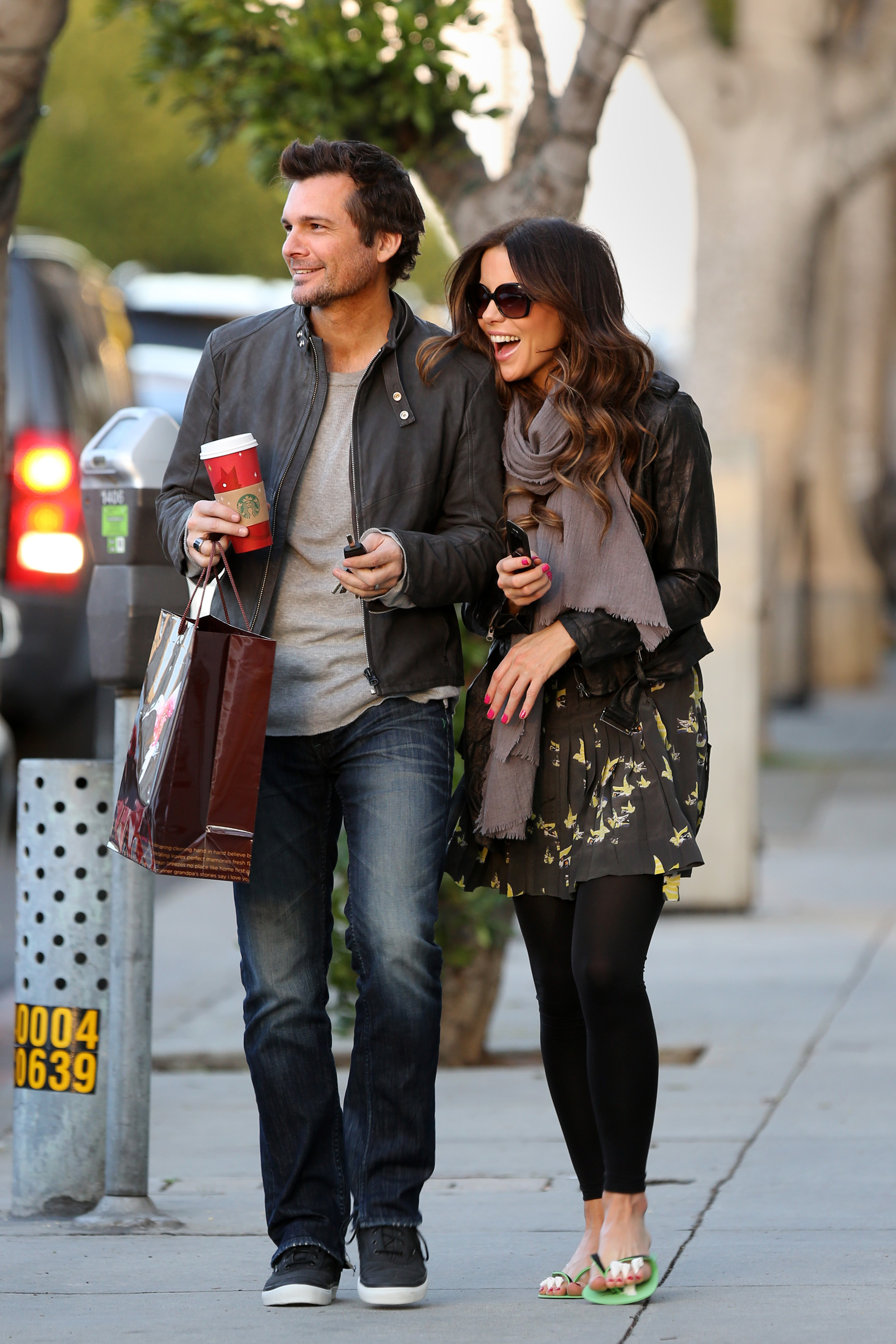 Kate Beckinsale and Len Wiseman share a moment after a manicure and holiday shopping. December 27th, 2012 