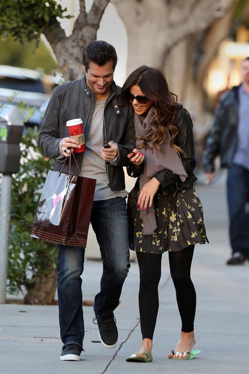 Kate Beckinsale and Len Wiseman share a moment after a manicure and holiday shopping. December 27th, 2012 