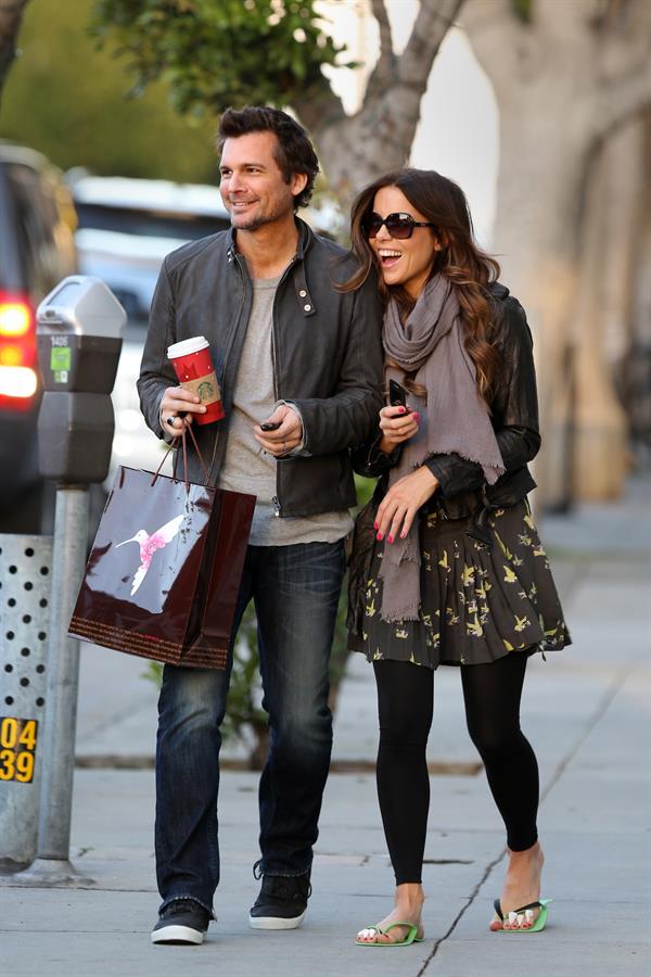 Kate Beckinsale and Len Wiseman share a moment after a manicure and holiday shopping. December 27th, 2012 