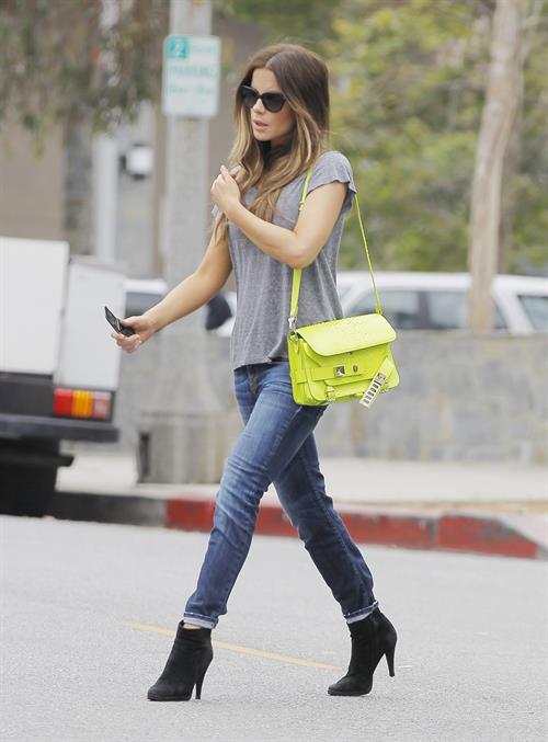 Kate Beckinsale - Enjoys a stroll in Los angeles (07.06.2013) 