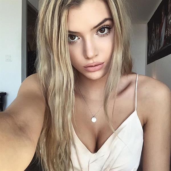 Alissa Violet taking a selfie