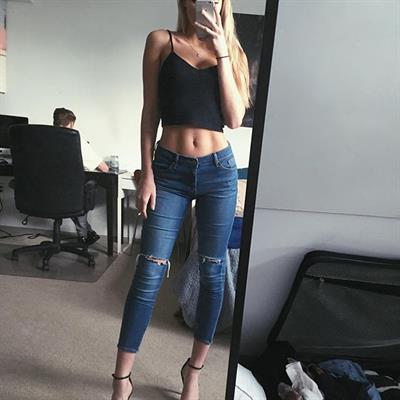 Alissa Violet taking a selfie