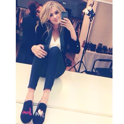 Kate Upton taking a selfie