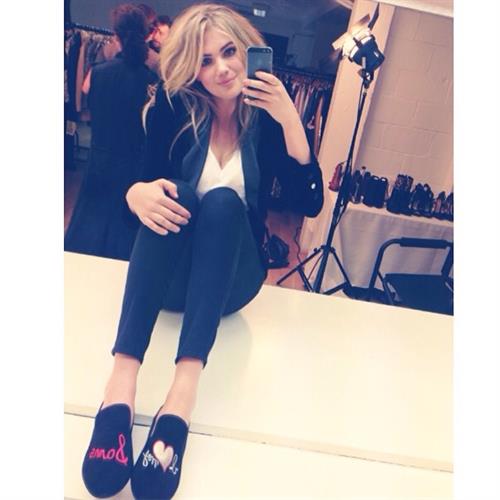 Kate Upton taking a selfie