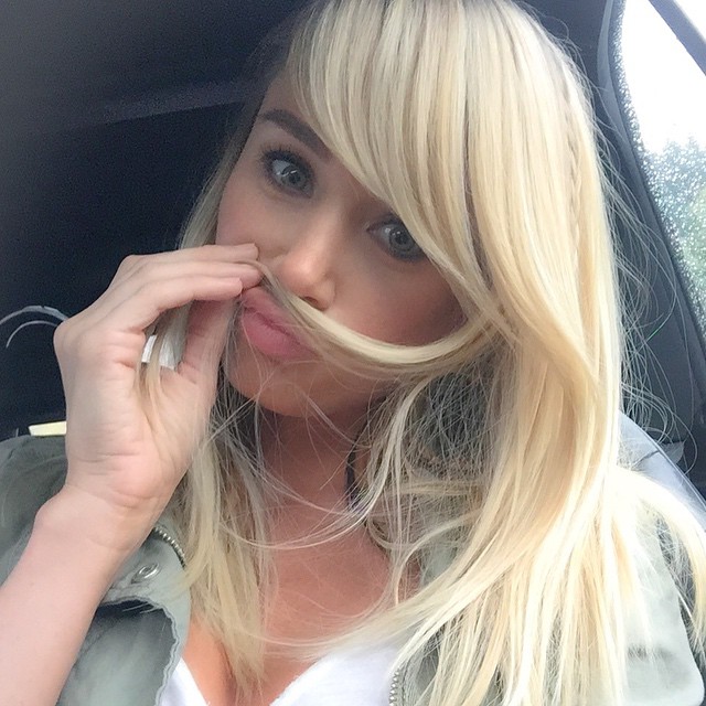 Sara Jean Underwood taking a selfie