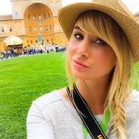 Sara Jean Underwood taking a selfie