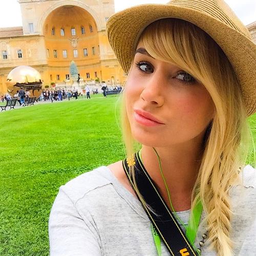 Sara Jean Underwood taking a selfie