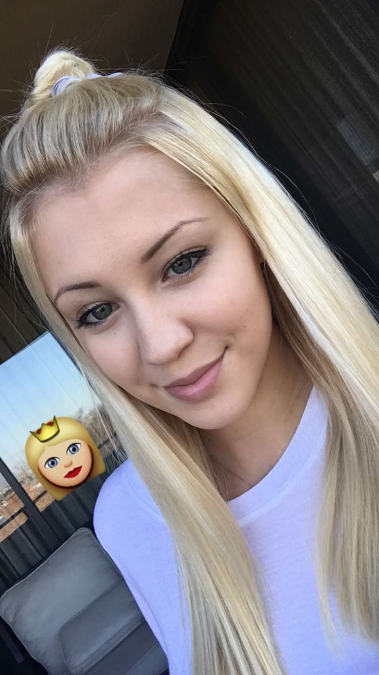 Ava Sambora taking a selfie