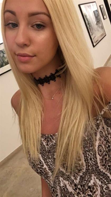 Ava Sambora taking a selfie