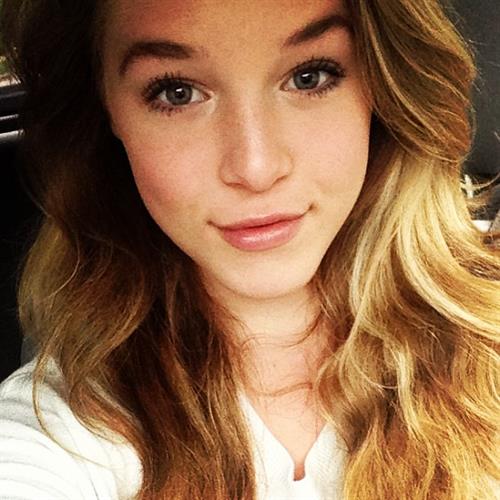 Courtney Tailor taking a selfie