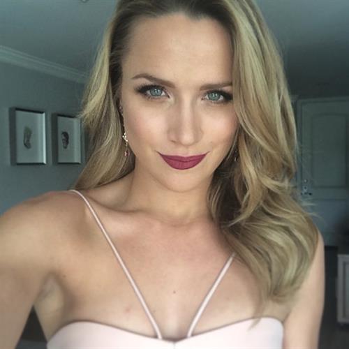 Shantel VanSanten taking a selfie