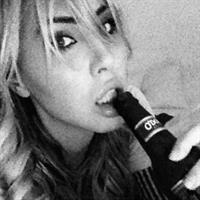 Chloe Rose Lattanzi taking a selfie