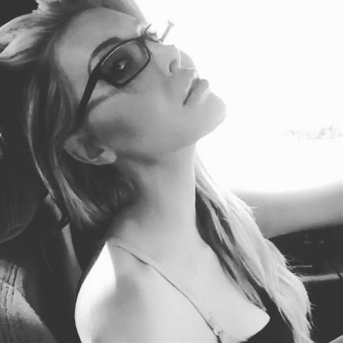 Chloe Rose Lattanzi taking a selfie